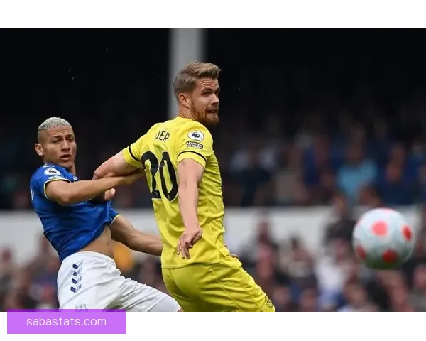 拉明怒斥判罚风波杰拉德马丁解围未吃红牌引热议与裁判尺度争议升级